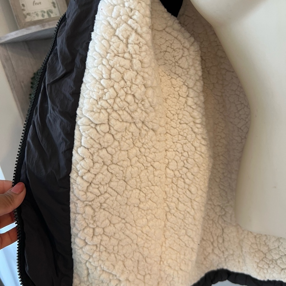 Disney women’s black Quilted Puffer Jacket - Picture 4 of 7